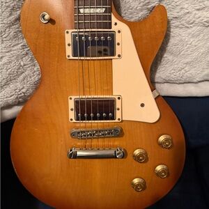 Gibson Honey Burst Electric Guitar with Cream Pickguard .. 2017 Gibson Les Paul